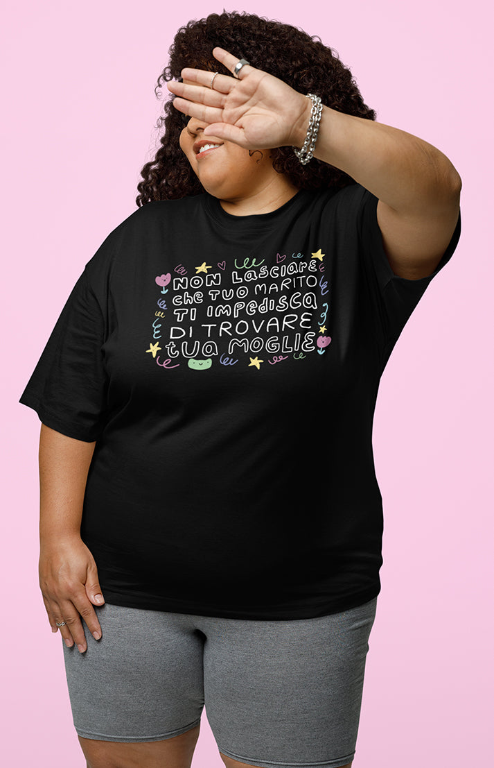 Non lasciare che tuo marito ti impedisca di trovare tua moglie - T-shirt unisex in cotone biologico - Collezione Pride