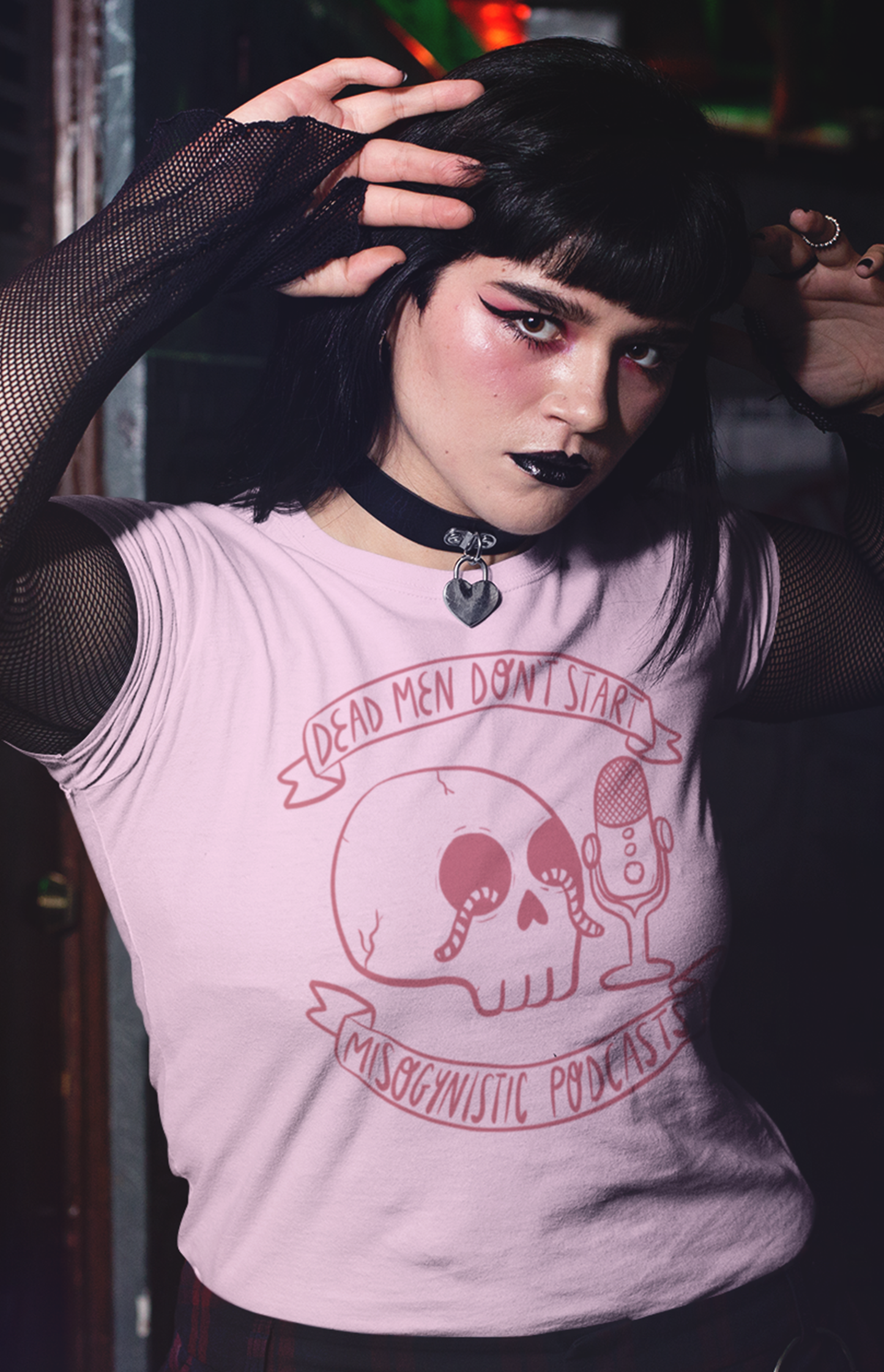Dead men don't start misogynistic podcast - Organic unisex t-shirt