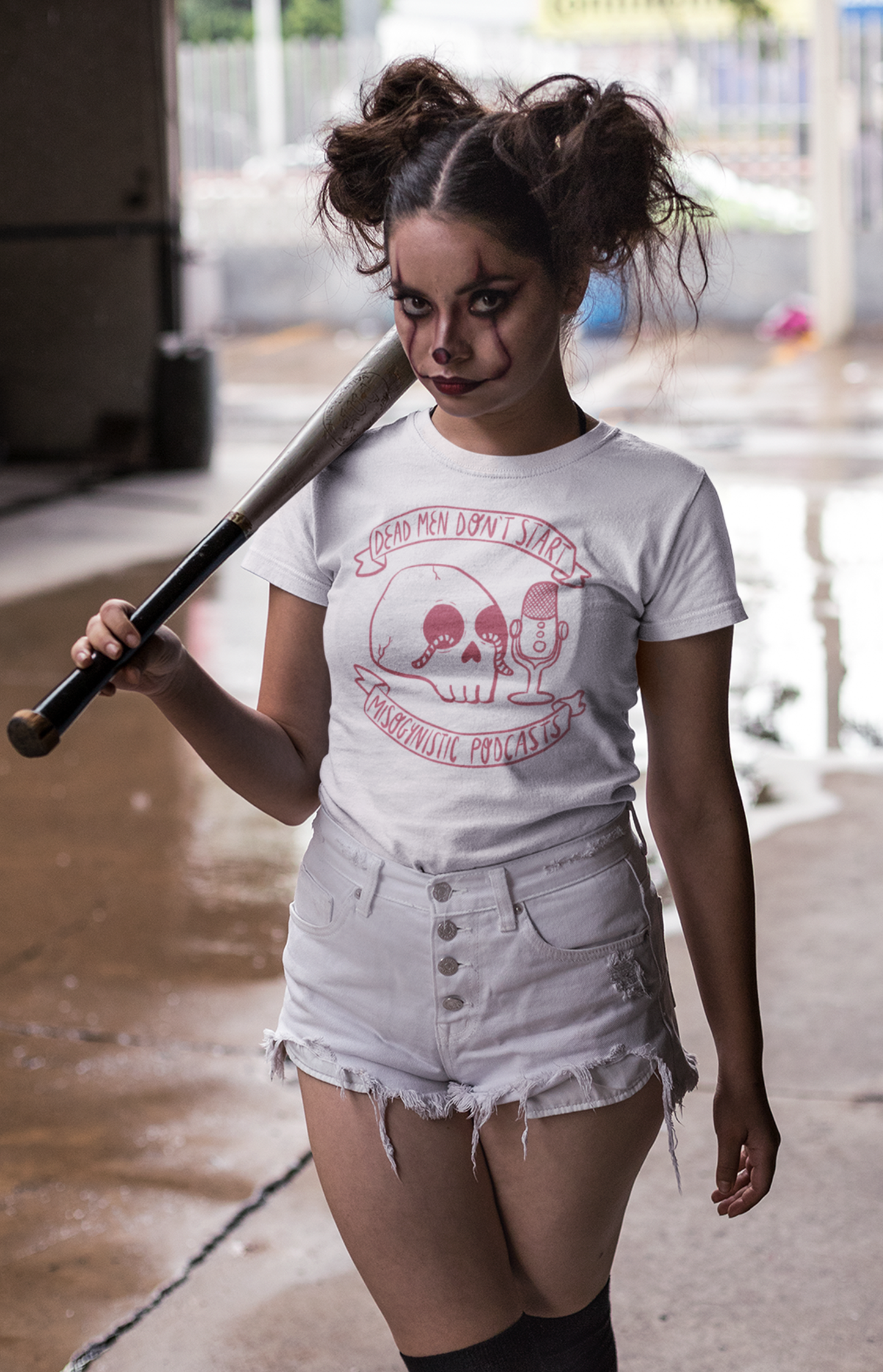 Dead men don't start misogynistic podcast - Organic unisex t-shirt