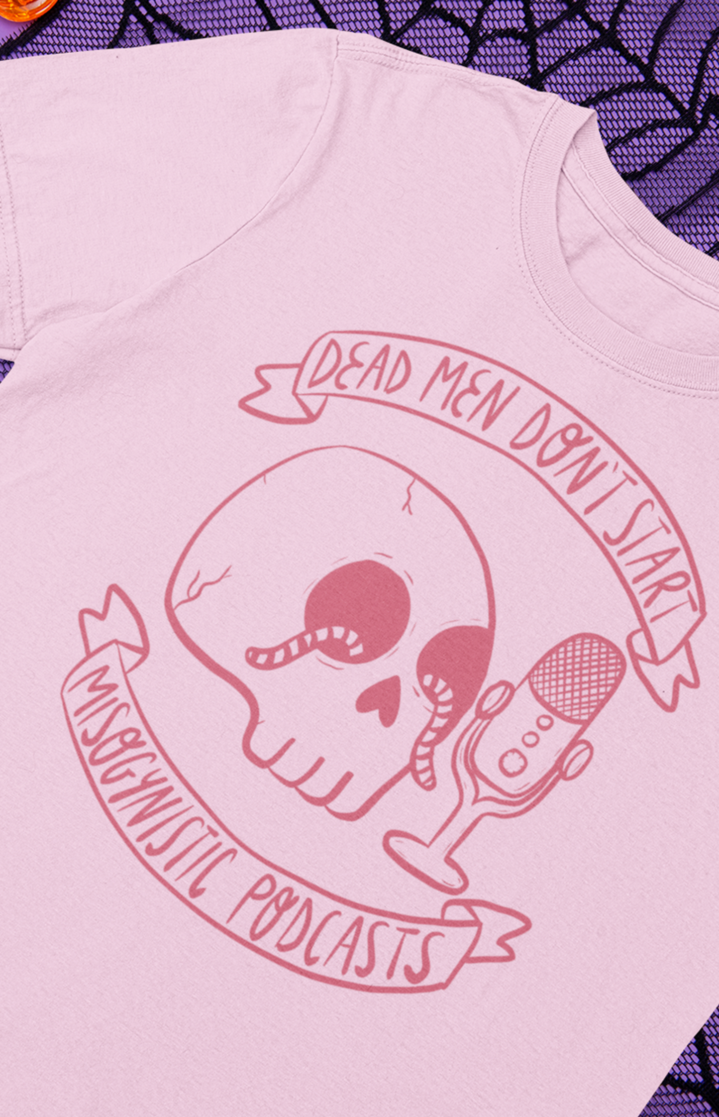 Dead men don't start misogynistic podcasts - T-shirt unisex in cotone biologico